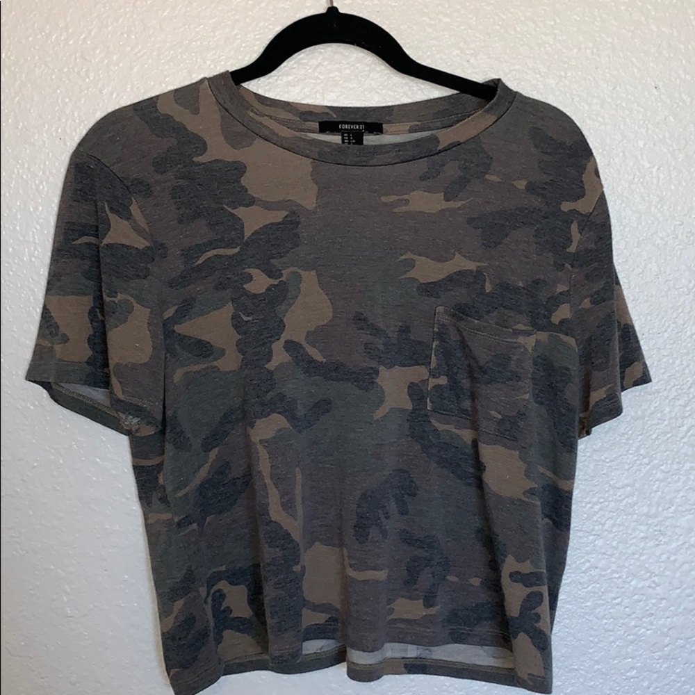 Forever 21 Cropped Camo T-shirt Size L